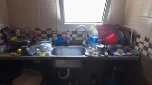 محمد وأسرته يعيشون في منزل على البلاط !!!